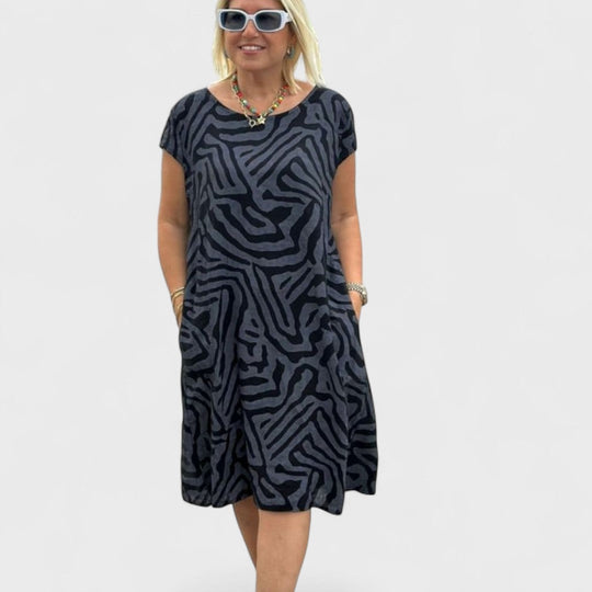 Nelia - Letnia sukienka z okrągłym dekoltem i pięknym wzorem