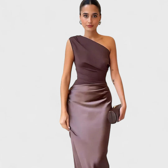 Amber - Długa sukienka na jedno ramię z satyny